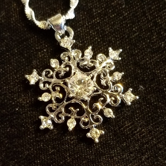 LAST ONE!White topaz & sterling snowflake necklace - Picture 6 of 7